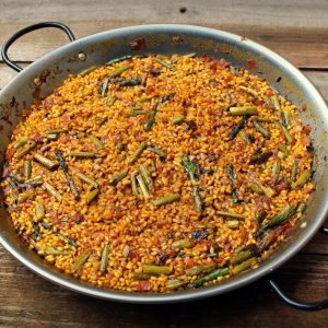 Paellas de secreto de cerdo, setas y ajos tiernos por encargo