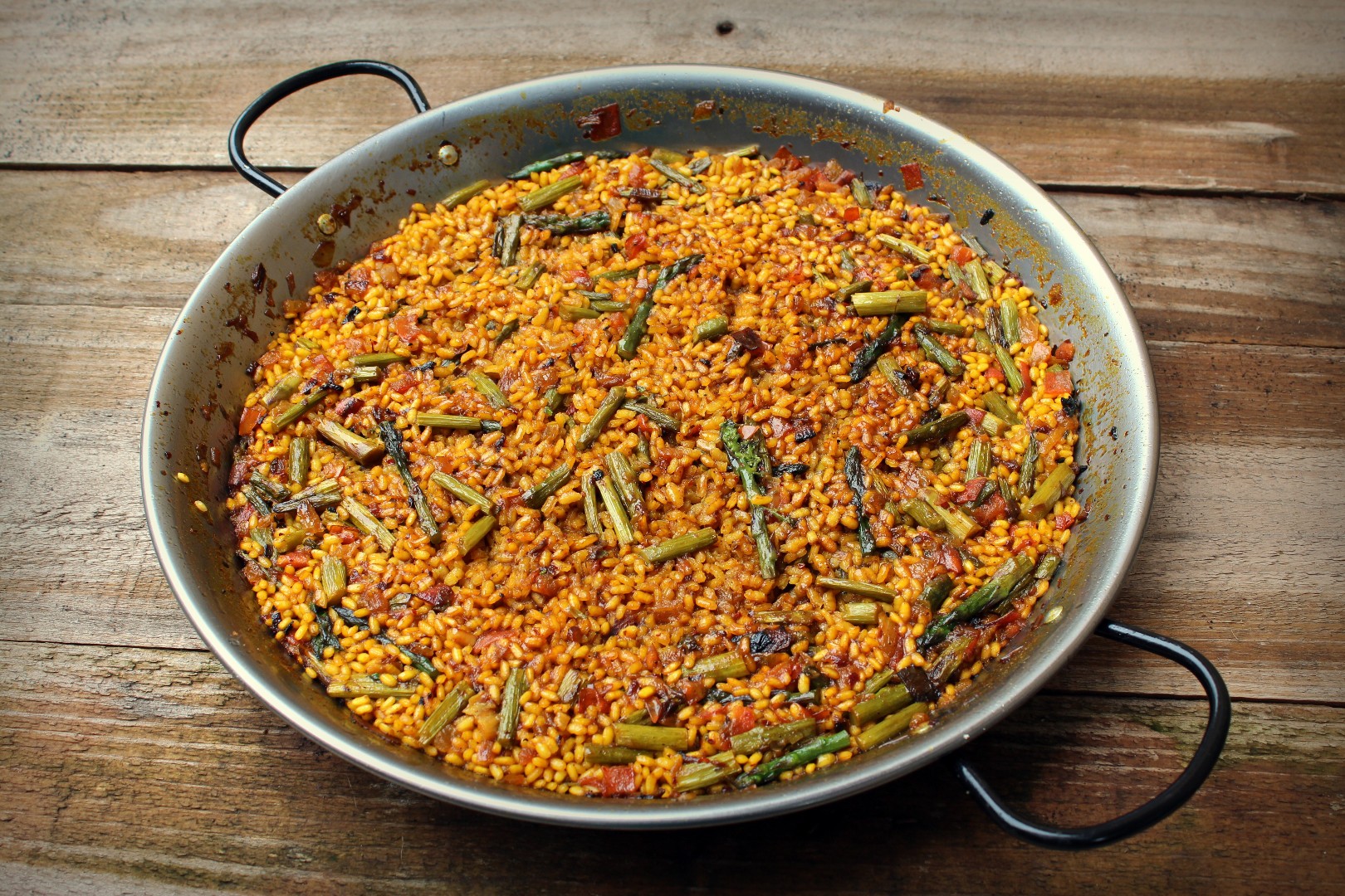 Paellas de setas, espárragos y ajos tiernos por encargo